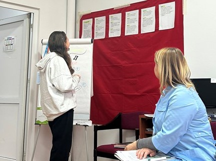 Студентка ПБУ-16 Вероніка Чомко ознайомлюється з блоками програми «12 кроків» для роботи з особами із узалежненнями